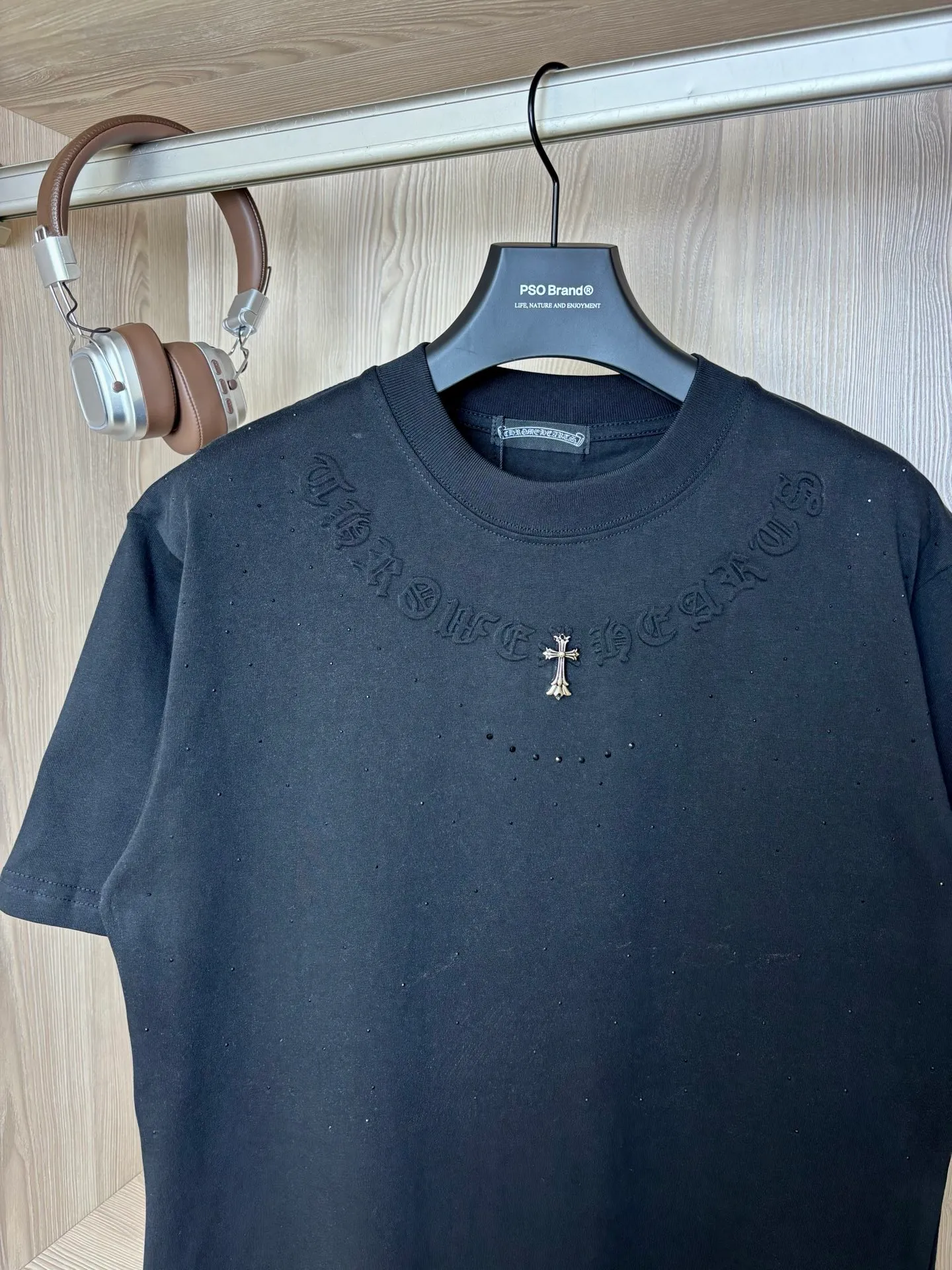 P150 Style number: DC 68# Chrome Hearts Chrome Hearts embossed logo on the chest + hot-drilled baby's breath short-sleeved T-shirt 280 grams of pure cotton double-sand fabric All fabrics have been shrunk in advance Quality first What you see is what you get The pattern will not change after one wash Distinguish some disposable clothes in the market Three labels Complete packaging All restored to the original version Customized Same style for men and women A more classic version The pattern is very unique 💕 Color: Black Size: S-XL (Picture 9⃣️Size chart)